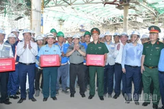 Thủ tướng Phạm Minh Chính tặng quà động viên các đơn vị thi công tại Cảng hàng không quốc tế Long Thành. (Ảnh: THANH GIANG)