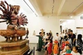 Các không gian văn hóa, nghệ thuật cần sáng tạo nhiều hình thức trải nghiệm mới để cuốn hút công chúng. Ảnh: Tham quan Bảo vật Quốc gia - Tượng Quan Âm Thiên Thủ Thiên Nhãn, chùa Hội Hạ (Hưng Yên) tại Bảo tàng Mỹ thuật Việt Nam. Ảnh: KHIẾU MINH