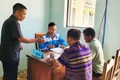 Cán bộ xã Hùng Sơn (TP Đà Nẵng) hướng dẫn người dân chuẩn bị hồ sơ, giấy tờ.