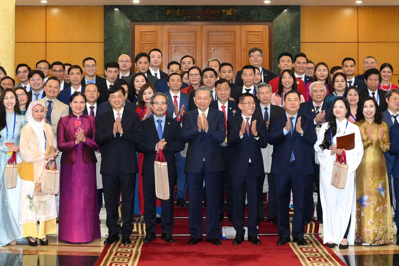 Tổng Bí thư Tô Lâm gặp mặt Đoàn kiều bào tiêu biểu tham dự Chương trình Xuân Quê hương 2026. (Ảnh: ĐĂNG KHOA)