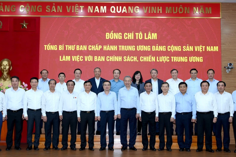 Tổng Bí thư Tô Lâm, các đồng chí lãnh đạo Đảng, Nhà nước và các đại biểu dự cuộc làm việc với Ban Chính sách, Chiến lược Trung ương. (Ảnh: ĐĂNG KHOA)