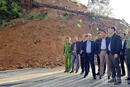Chủ tịch Ủy ban nhân dân tỉnh Lâm Đồng và lãnh đạo sở, ngành, địa phương liên quan kiểm tra thực tế khu vực sạt trượt trên đèo D'Ran.