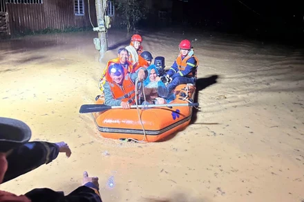 Đội Chữa cháy và Cứu nạn cứu hộ khu vực 2 dùng xuồng hơi giải cứu nhiều người bị cô lập do lũ dâng cao.