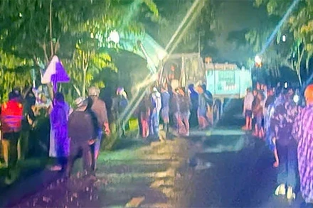 Các lực lượng chức năng tổ chức tìm kiếm cô giáo bị lũ cuốn tại Lâm Đồng.