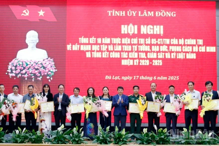 Khen thưởng, biểu dương các tập thể có thành tích xuất sắc trong học tập và làm theo tư tưởng, đạo đức, phong cách Hồ Chí Minh, giai đoạn 2016-2025.