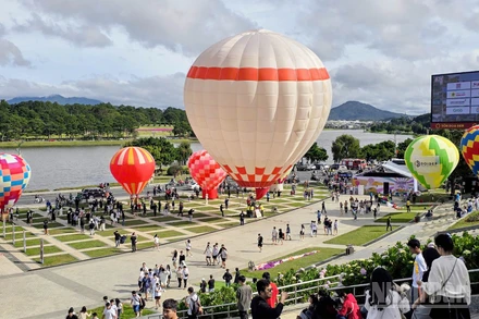Lễ hội khinh khí cầu tại Quảng trường Lâm Viên-Đà Lạt thu hút đông đảo người dân địa phương và du khách.