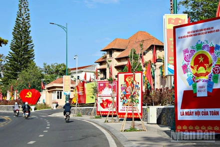 Phố phường khu vực Lâm Đồng ngàn hoa rực rỡ cờ hoa, pa-nô chào mừng ngày hội non sông.
