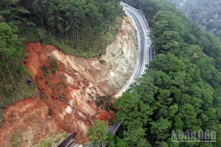 Vị trí sạt lở ta-luy dương trên đèo Prenn trưa 4/12.