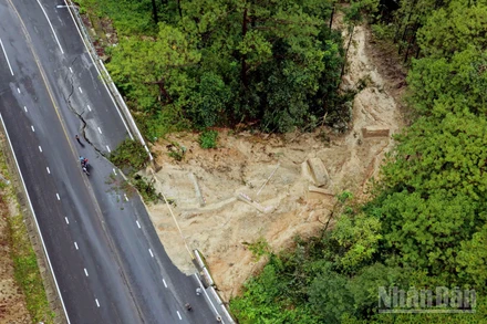 Khu vực xảy ra sạt trượt trên đèo Prenn.