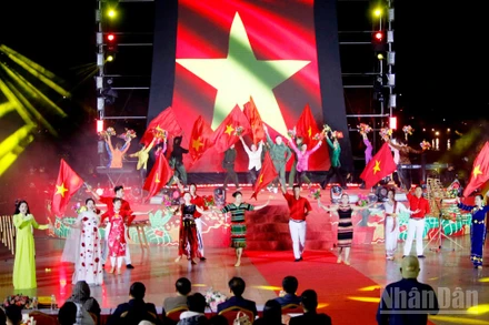 Tiết mục "Đất nước trọn niềm vui" tại chương trình nghệ thuật chào năm mới ở Quảng trường Lâm Viên, phường Xuân Hương-Đà Lạt.