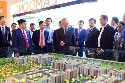 Ủy viên Bộ Chính trị, Phó Thủ tướng Thường trực Chính phủ Nguyễn Hòa Bình và đại biểu tham quan khu vực giới thiệu các dự án đầu tư tại Lâm Đồng.