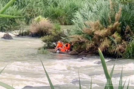 Lực lượng chức năng triển khai phương án cứu hộ những người bị mắc kẹt giữa hồ thủy điện khi nước dâng cao, chảy xiết.