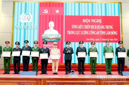 Thiếu tướng Trương Minh Đương, Giám đốc Công an tỉnh Lâm Đồng trao bằng khen của Bộ trưởng Công an tặng các tập thể, cá nhân có thành tích xuất sắc trong thực hiện "Chiến dịch Quang Trung" trên địa bàn. 