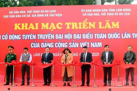 Các đại biểu thực hiện nghi thức khai mạc triển lãm.