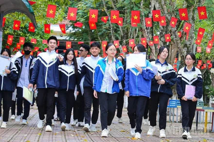 Học sinh thành phố Bảo Lộc, tỉnh Lâm Đồng hoàn thành buổi thi môn ngữ văn sáng 26/6.