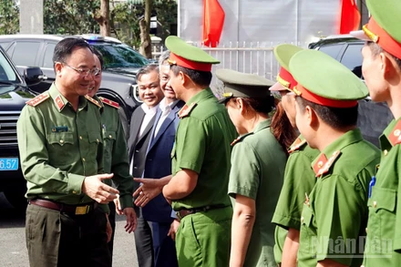 Thượng tướng Phạm Thế Tùng, Thứ trưởng Công an và Đoàn công tác thăm và làm việc tại Công an xã Hiệp Thạnh, tỉnh Lâm Đồng.