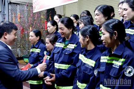 Bí thư Tỉnh ủy Lâm Đồng Y Thanh Hà Niê Kđăm trao quà Tết tặng công nhân vệ sinh thuộc Công ty cổ phần Dịch vụ đô thị Đà Lạt trong đêm giao thừa.