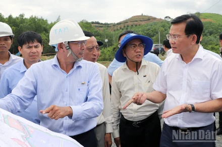 Chủ tịch Ủy ban nhân dân tỉnh Lâm Đồng Hồ Văn Mười nghe chủ đầu tư báo cáo về dự án cụm công nghiệp Đạ Huoai.