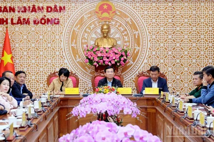 Lãnh đạo tỉnh và sở, ngành địa phương dự họp về tình hình khắc phục thiên tai và triển khai công tác ứng phó bão số 15 tại điểm cầu Lâm Đồng.