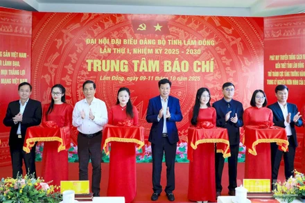 Lãnh đạo Tỉnh ủy, Ủy ban nhân dân tỉnh Lâm Đồng và đại biểu thực hiện nghi thức khai trương.