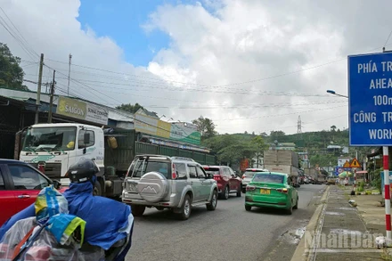 Phương tiện ùn ứ kéo dài trên Quốc lộ 20 đoạn qua thành phố Bảo Lộc, tỉnh Lâm Đồng do đang thi công cống ngang sáng 28/6.