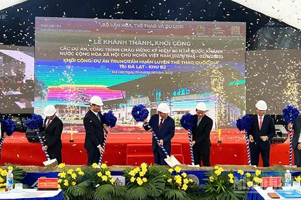 Các đại biểu thực hiện nghi thức khởi công dự án Trung tâm huấn luyện thể thao quốc gia tại Đà Lạt.