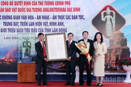Lãnh đạo tỉnh Lâm Đồng và ngành văn hóa tỉnh đón nhận quyết định của Thủ tướng Chính phủ công nhận Bảo vật quốc gia tượng Avalokitesvara Bắc Bình.