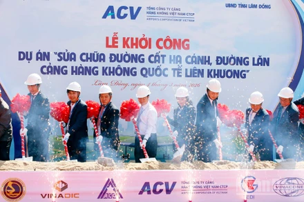 Đại biểu thực hiện nghi thức khởi công dự án “Sửa chữa đường cất hạ cánh, đường lăn-Cảng hàng không quốc tế Liên Khương”.