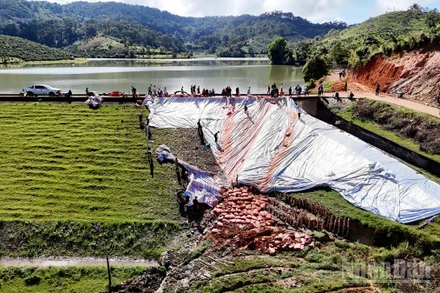 Khu vực xảy ra sạt trượt vai đập chính hồ thủy lợi Cay An đã được các lực lượng chức năng xử lý tạm thời.