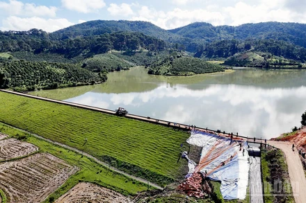 Khu vực xảy ra sạt trượt tại đập chính hồ thủy lợi Cay An đã được lực lượng chức năng xử lý đóng cừ tràm, gia cố đất và phủ bạt. 