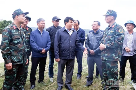 Bí thư Tỉnh ủy Lâm Đồng Y Thanh Hà Niê Kđăm (giữa), thăm hỏi, động viên các lực lượng đang hỗ trợ người dân khắc phục hậu quả thiên tai.