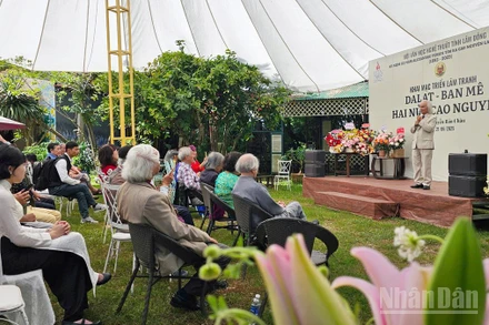 Quang cảnh khai mạc triển lãm “Đà Lạt-Ban Mê, hai nửa cao nguyên” của họa sĩ Nguyễn Bảo Châu.