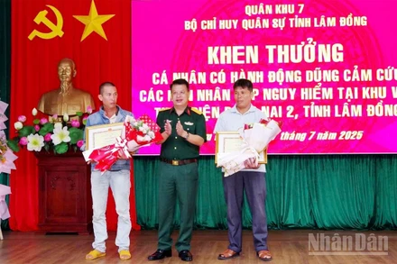 Chỉ huy trưởng Bộ Chỉ huy Quân sự tỉnh Lâm Đồng trao giấy khen tặng ông Dũng và ông Lâm về hành động dũng cảm ứng cứu 3 người bị mắc kẹt giữa dòng lũ chảy xiết.