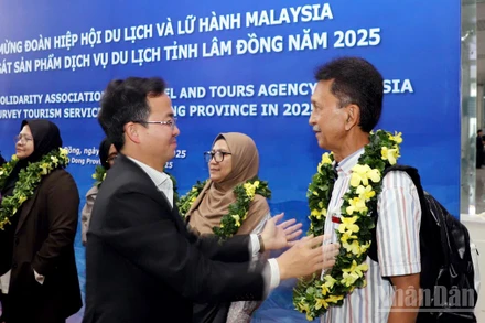 Giám đốc Sở Văn hóa, Thể thao và Du lịch tỉnh Lâm Đồng Nguyễn Văn Lộc chào đón đoàn công tác Malaysia tại Sân bay quốc tế Liên Khương.