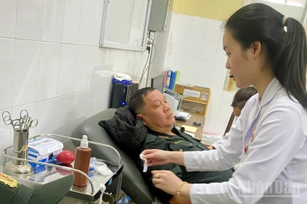 Cán bộ, chiến sĩ Phòng Cảnh sát cơ động Công an tỉnh Lâm Đồng kịp thời đến bệnh viện hiến máu cứu người.