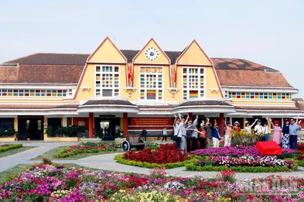 Du khách tham quan, trải nghiệm tại ga xe lửa cổ Đà Lạt.