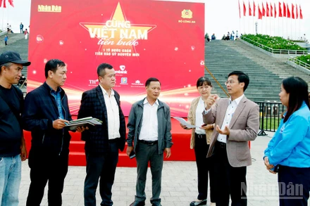 Phó Chủ tịch Ủy ban nhân dân tỉnh Lâm Đồng Đinh Văn Tuấn trao đổi với các cơ quan, đơn vị liên quan trong quá trình kiểm tra.