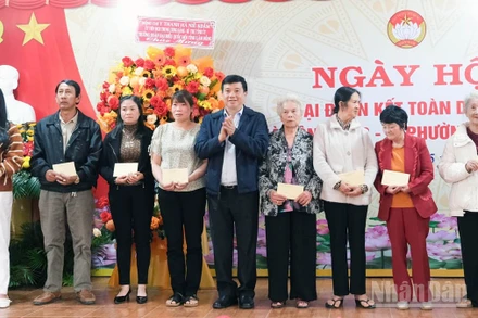 Bí thư Tỉnh ủy Lâm Đồng Y Thanh Hà Niê Kđăm trao quà tặng các gia đình có hoàn cảnh khó khăn tại liên tổ dân phố Hà Đông 1, 2, 3, phường Lâm Viên-Đà Lạt.