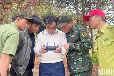 Lãnh đạo thành phố Đà Lạt và cơ quan chức năng quan sát hình ảnh kiểm tra rừng trên thiết bị flycam.