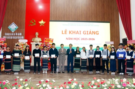 Lãnh đạo ngành giáo dục tỉnh và phường Cam Ly-Đà Lạt trao học bổng của tỉnh Lâm Đồng tặng học sinh vượt khó Trường phổ thông dân tộc nội trú trung học cơ sở-trung học phổ thông tỉnh.