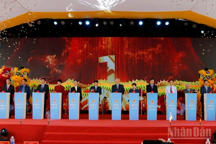 Phó Thủ tướng thường trực Chính phủ Nguyễn Hòa Bình và lãnh đạo bộ ngành Trung ương, địa phương, cùng nhà đầu tư thực hiện nghi thức khởi công dự án cao tốc Bảo Lộc-Liên Khương. 