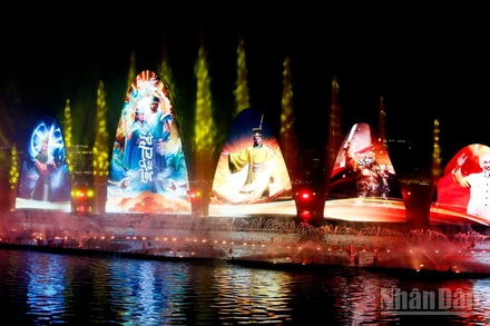 Show diễn nghệ thuật “Sử thi Âu Lạc” tại công viên hoa ánh sáng Delight Park Đà Lạt.