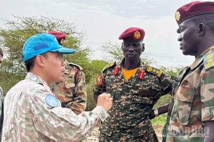 Đại úy Lê Trịnh Thanh Tuấn làm việc với chỉ huy trưởng Tiểu đoàn bộ binh, Quân đội Nam Sudan tại mốc ranh giới giữa phái bộ UNISFA và Nam Sudan.