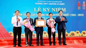 Ban Giám hiệu Trường THPT chuyên Lê Khiết nhận Bằng khen của Chủ tịch Ủy ban nhân dân tỉnh Quảng Ngãi.