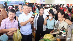 Lãnh đạo xã Tu Mơ Rông giới thiệu hàng nông sản tại Phiên chợ 0 đồng.