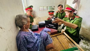 Những ngày cuối tuần, cán bộ, chiến sĩ Công an xã Nghĩa Hành phục vụ nhân dân theo yêu cầu công việc thực tế ở cơ sở.