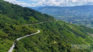 Đường Quốc lộ 24 nhiều đoạn dốc, cua khuất tầm nhìn nguy cơ tai nạn cho người và phương tiện qua lại.