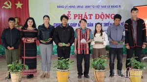 Trao tặng cây giống, hạt giống giúp nhân dân xã Măng Ri khôi phục cây trồng hư hại sau mưa bão.