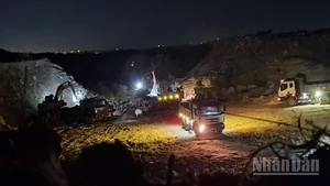 Nhiều phương tiện, thiết bị bốc dỡ, vận chuyển khoáng sản xuyên đêm trong thời gian dài.