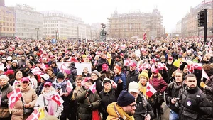 Người dân Đan Mạch tuần hành ủng hộ Greenland. (Ảnh: TÂN HOA XÃ)